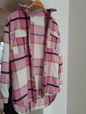 Rutig jacka/skjorta sister point  - Jacka från sister point  Använd fåtal gånger och är i nyskick Köpte för 700 på Nelly  Oversize modell i storlek small 