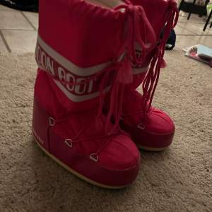 Äkta hotpink Moon boots köpta för originalpris 1600 säljes för 1200, pris kan diskuteras om önskemål finns! Man får med påsen om man vill, använda en gång ute och testade en gång såå i princip nya! Storlek 36 men storlek är väldigt olika beroende knytee!