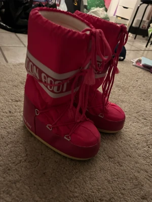 Äkta rosa moonboots - Äkta hotpink Moon boots köpta för originalpris 1600 säljes för 1200, pris kan diskuteras om önskemål finns! Man får med påsen om man vill, använda en gång ute och testade en gång såå i princip nya! Storlek 36 men storlek är väldigt olika beroende knytee!