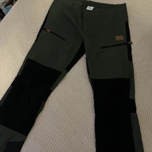 Skogsbyxor  - Jätte söta skogsbyxor men dom är för små för mig tajta å snygga samt sköna 