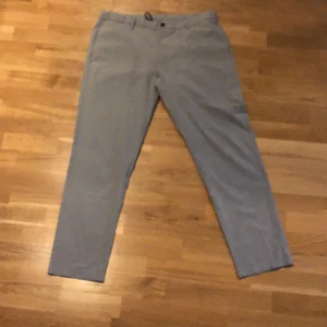 Ljusblåa uniqlo chinos - Uniqlo chinos