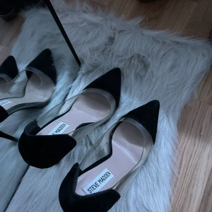 Steve madden klackskor storlek 37 - Helt nya Steve madden klackskor. Köpta för 999 kronor. Mitt pris: 500