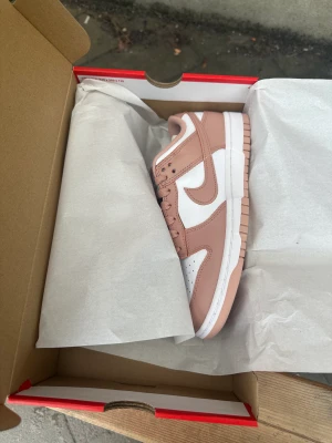 Nike Dunk Low - Helt nya. Storlek 39. Kvitto ingår givetvis.