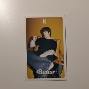Bts kort - 🌸BTS🌸 Bts lomo card Butter: Jin. I nyskick och superfin, passar till att ha i genomskinliga mobilskal eller som dekoration av ditt val. 20 + frakt💕 Ej pc. Skickar bild innan jag postar.