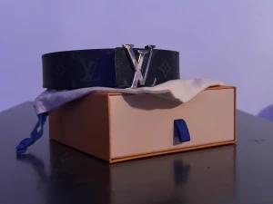 Louis Vuitton Bälte - Hej!   Säljer mitt skärp som ja typ aldrig använder längre.   "LV INITIALES 40MM REVERSIBLE BELT"  Storlek 90:36.   Köptes från LV butiken i stan, kvitto finns.   Nypris ≈ 4,800kr  Mitt pris = 2,800kr.  Fair square!  Billigare vid snabbare affär!