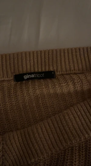 Stickad tröja  - Denna fina stickade tröja, som jag knappast använt då den vart för stor för mig. Den är helt oanvänd bar bara att jag använt den hemma några gånger, ordinarie pris 300kr❤️