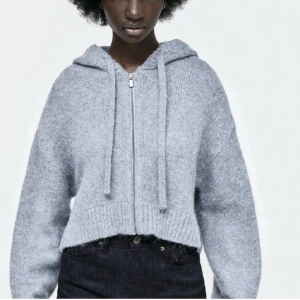 Zara zip-hoddie stickad  - Jättefin zip-hoddie i stickad från Zara. Den är i en ljusblå färg och är relativt croppad, med slits på sidan. 