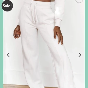 Lounge underwear sweatpants - Säljer dessa populära och slutsålda lounge underwear wide leg joggers i krämvit färg. De finns enbart kvar i USA och använda fåtal gånger och är precis som nya! Men blivit lite för stora för mig, nypris 650kr🙌🏽💓