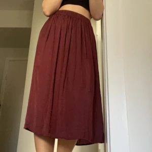 Midikjol - Vinröd midikjol från bikbok! Strl s 