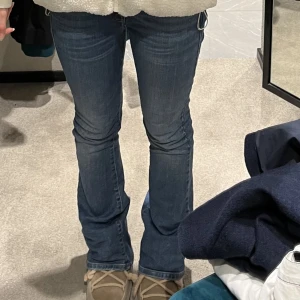 Diesel bootcut jeans - SÄLJER mina 1969 D-Ebbey- Jeans Bootcut i strl 25/30 (har xs/34 och är 168) , då de inte riktigt passar längre!💕 Några lagningar men annars ok skick.👍🏻Nypris är:1500, de är köpta från zalando(helt slutsålda där)säljer för 400kr! 🌷Pris kan diskuteras 