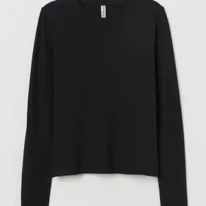 En vanlig svart basic tröja från hm, inte använd på ett tag och inga defekter, skriv för egna bilder