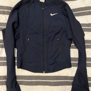 Nike crop sweater Dri-fit xs - Nike crop sweater Dri-fit (kort midja)  Använd en gång, nyskick  Nypris 1500:-