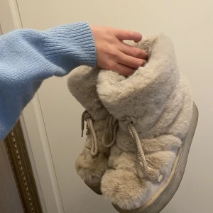 Skor  - Populära skorna från hm i storlek 36. Går enkelt att rengöra å då är dem i mkt bra skick 