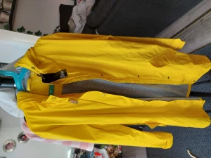 Ny regnkappa  - Helt ny regnkappa med lappen kvar st m pris 100 kr