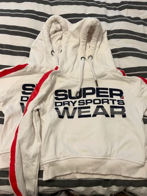 Super dry crop hoddie  - Hoddie, kort midja ,  2 st strl. S  Använda 1 gång, nyskick  500:- st eller 900:- för båda , köparen står för frakt 