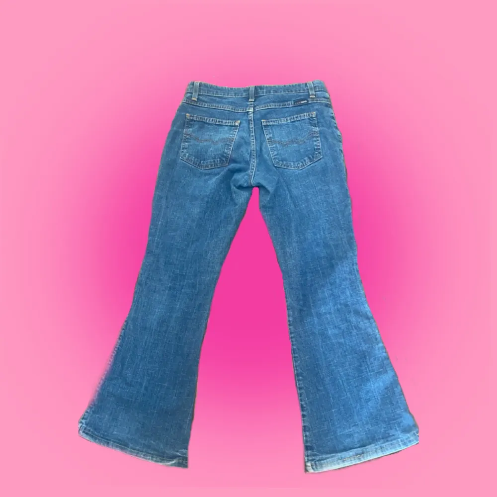 snygga jeans och i jätte bra skick men använda flera gånger. säljer pga att de är ”för korta” för mig enligt mig. (jag är 1,56)  pris kan diskuteras❤️. Jeans & Byxor.