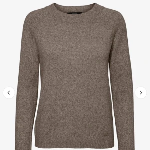 Stickad fin tröja🫶 - Säljer min fina tröja från veromoda. I bra skick, säljer då den tyvärr inte kommer till användning! Jätte mjuk och skön. Tveka inte med att höra av dig❤️❤️