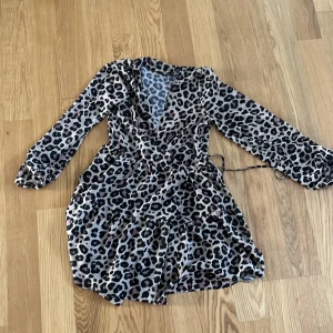 Nelly klänning  - Nelly klänning leopardmönstrad. Storlek 36. Välbehållen & i gott skick. Säljes pågrund av att den inte längre passar