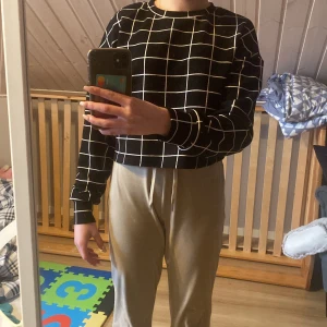 Rutig tröja - Från shein i strl xs. Inget fel på den men jag tycker inte om den.