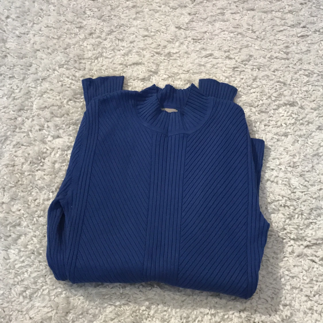 långärmad blå tröja - 90