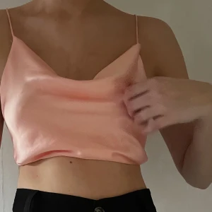 Rosa topp - Jättefin rosa topp som man knyter på ryggen. Använd en gång, säljs pga inte min stil <3