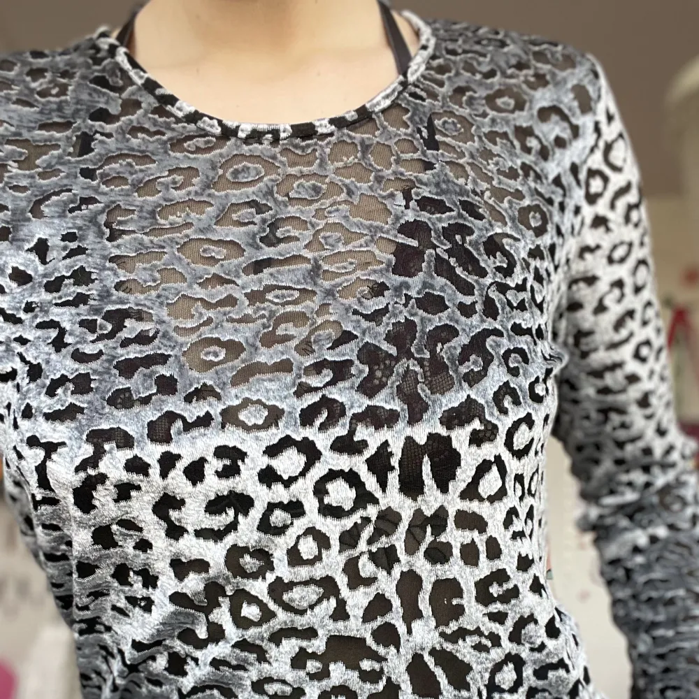 En älskad leopardmönstrad tröja, till viss del i mesh! (Se bild 2.) Från FRAPP, storlek M. Använd men i fint skick. Frakt tillkommer. 💗. Toppar.
