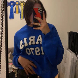 Blå sweatshirt  - Superfin blå tröja från H&M💙🦋finaste blåa färgen, men kommer tyvärr ej till användning. Använd 1 gång💙