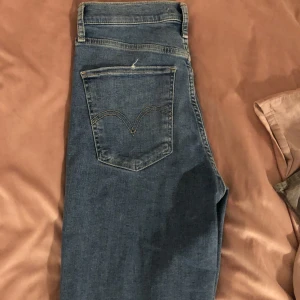 Levis Mile High - Helt nya Levis jeans modellen Mile High super skinny, är uppsydda så passar någon som är ca 165cm lång skulle jag påstå. Som sagt helt nya och endast testade en gång, men det finns en liten skada som man inte tänker på (bild).  Köpte dem för 1099kr!!