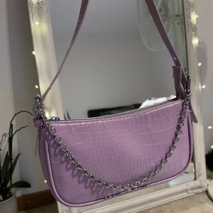 Rosa axelväska - Oanvänd💕