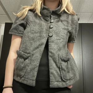 Topp - Söt topp i ull tror jag 🩰 Storleken känns som small eller medium (även fast den säger 44) med en avslappnad fit 