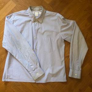 Skjorta från commes des garçon shirt i bomull.  100% bomull Storlek medium men passar mindre eftersom den är croppad