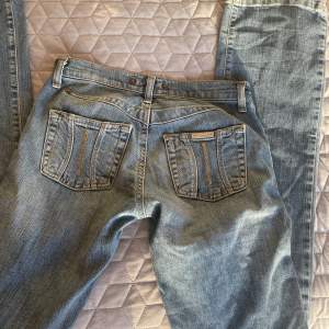 Low waist fornarina jeans, säljer då de blivit för korta på mig- 173cm🙌🏼 Älskar tvätten och superfint skick!! (Liten i storleken) Midjemått: 71 cm/ Innerbenslängd: 80 cm🫶🏼 Var riktigt trendiga i slutet av 90-talet