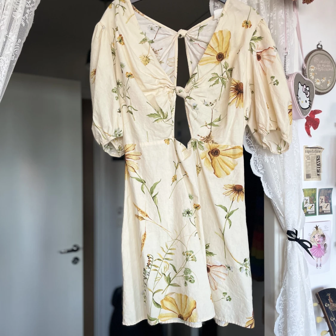 Blommig klänning med öppen rygg - 91