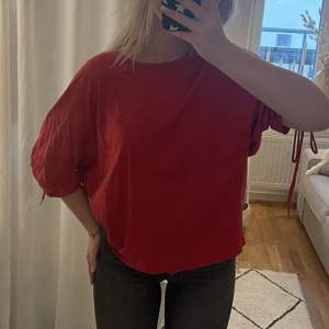 Snygg röd topp från Zara med detalj i ryggen och ner på armarna som gör att man kan ändra längden på ärmarna själv💗 Aldrig använd, vet ej storlek men skulle säga s-m