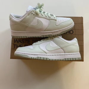 Nike Dunk Low (W) (Next Nature) ”Mint” - Hej! Jag säljer ett par helt nya Nike Dunk Lows i storlek 39 för 1650kr ink frakt!♻️💚 Fraktar samma eller dagen efter betalning!🚚 Hör av dig vid frågor och för fler bilder!😊