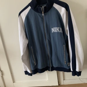 Nike vintage zip shirt  - Riktigt snygg nike vintage zip tröja som ej går att hitta någonstans i butik idag. Budgivning som gäller då den inte går att köpa längre. Inte så mycket använd så den är i bra skick.