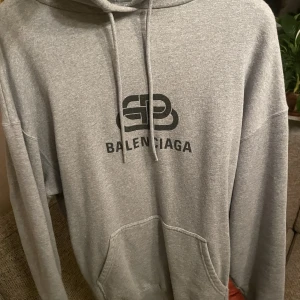 Balenciaga Hoodie Storlek S (Passar M/L) - Säljer nu min Balenciaga hoodie då den tyvärr inte kommer till användning längre! Inga hål, fläckar eller andra skador som jag kan se! Utan är endast i använt skick, skulle kanske säga runt 6.5-7/10 i skick!