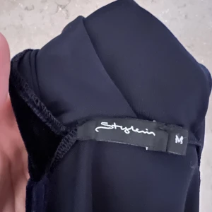 Klänning från Stylein - Stylein: Kort mörkblå klänning i sammetslent material (98% polyester, 2% elastan) strl M (passar 36-38)  Använd ett fåtal gånger  Ej skråmor eller förändringar i material