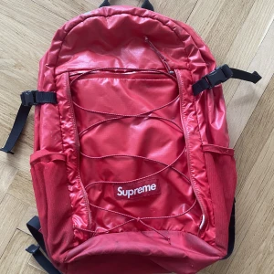 Supreme väska - Ganska använd Supreme väska, säljs eftersom jag bytt stil