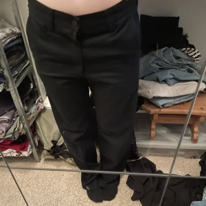 Lågmidjade ish chinos - Ett par lågmidjade ish chinos, står ingen storlek eller märke i men passar mig bra så skulle tippa på storlek S-M