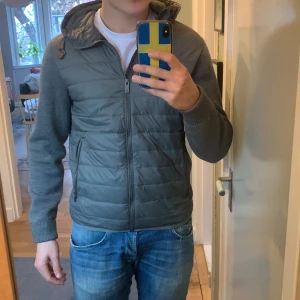 Massimo dutti cardigan - Säljer nu en riktigt snygg Massimo dutti cardigan/jacka. Den är i grymt bra skick. Skriv vid frågor eller fler bilder 