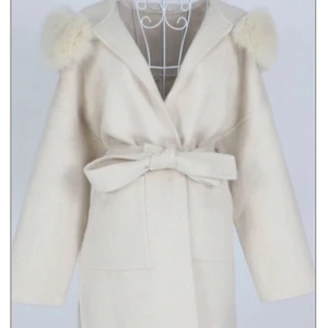 Kappa med pälskrage vanilla beige  - Super fin trendig kappa med päls 