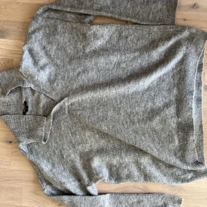 Tunn stickad tröja - Tunn stickad tröja perfekt till varmare dagar! Använd någon gång eller två