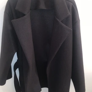 Kappa - Jättefin kappa, den är inte smutsig men det ser ut som de i bilden. Den är i nyskick och har bara använt den 1 gång ute. Köpte den för 300 men säljer den för 150 då ja bara vill bli av med den. Har den i beige också så hör av er bara💞