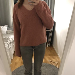 Stickad tröja - Stickad tröja från H&m❤️ Den är i storlek 158/164 men skulle säga att den passar Xxs- M beroende på vilken passform man söker❣️