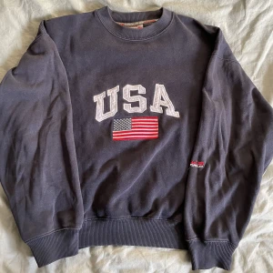 Sweatshirt - Blå croppad sweatshirt med usa motiv