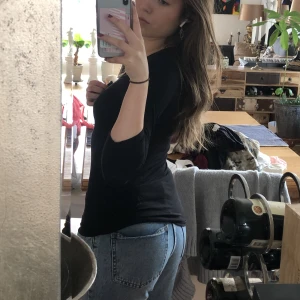 Svart långärmad  - Svart långärmad med knytbar framsida, storlek S och är i super mjukt material! 