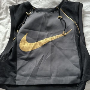 Nike topp - Topp från Nike, kan användas till träning eller till ett par snygga jeans! Säljer då den är för stor för mig den är i storlek M 💗 Pris kan alltid diskuteras på allt jag säljer! 💗🌸