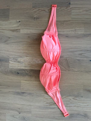 Bikini korallfärg - Bandaeu- bikini i korallfärg