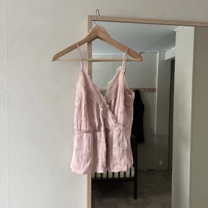 Rosa Linne  - Liten fläck på vänster sida. Syns ej mkt